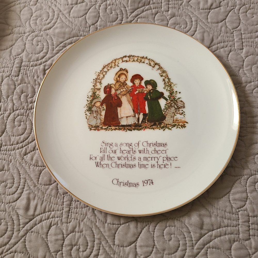 𝅺"Vintage" Porcelain 1974 Christmas Holly Hobbie Commemorative Plate